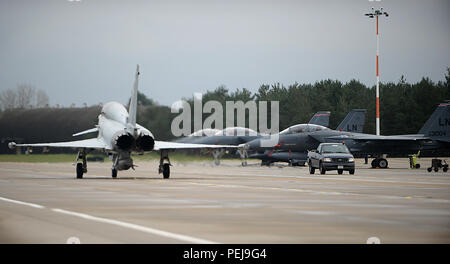Ein Eurofighter Typhoon der Royal Air Force Coningsby Taxis für die Start- und Landebahn während einer Übung mit der 494th Fighter Squadron an RAF Lakenheath, England, 7. Dezember 2015. Piloten von RAF Coningsby und der 494th Fighter Squadron für unterschiedliche Air Combat Training, wo Sie hatten Mock air-to-air Kampf kämpft, wo in diesem Fall beide Flugzeuge Gegeneinander ging jeder des anderen und die eigenen Fähigkeiten zu testen. (U.S. Air Force Foto: Staff Sgt. Emerson Nuñez/Freigegeben) Stockfoto