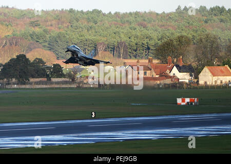 Ein Eurofighter Taifun von der RAF Coningsby verlässt die RAF Lakenheath in England während eines gemeinsamen Trainings der US Air Force und der Royal Air Force am 8. Dezember 2015. Die 494th Fighter Squadron arbeitete mit RAF-Piloten zusammen, um die Interoperabilität durch Kampftraining zu verbessern. Der Typhoon, der von zwei Eurojet EJ200-Motoren angetrieben wird, ist für Luftüberlegenheit und Multifunktionsmissionen ausgerüstet. Der Flug zeigt einen präzisen Start, die Koordination der alliierten Streitkräfte und die Einsatzbereitschaft der US-amerikanischen und britischen Lufteinheiten. Stockfoto