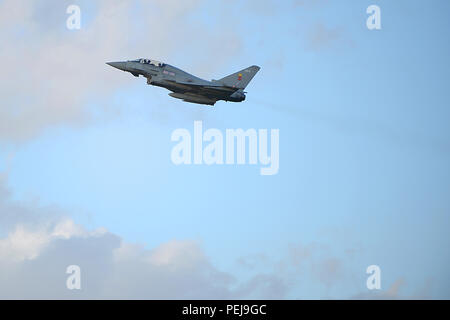 Ein Eurofighter Taifun der RAF Coningsby führt am 8. Dezember 2015 einen Höhenflug über die RAF Lakenheath in England durch. Das Personal der US-Luftwaffe der 494th Fighter Squadron trainierte zusammen mit Piloten der RAF, um die Interoperabilität der gemeinsamen Missionen zu verbessern. Das Flugzeug ist mit zwei Eurojet EJ200-Triebwerken ausgestattet und kann Luftüberlegenheit und Präzisionsangriffe durchführen. Dieser Flug hebt die multinationale Zusammenarbeit, die fortschrittliche Kampfflugzeugleistung und die kombinierte Einsatzbereitschaft der US-amerikanischen und britischen Streitkräfte hervor. Stockfoto