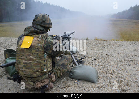 Ein deutscher Soldat feuert eine.50-Kaliber Gewehr während einer Einarbeitung Training auf US-Waffen an der 7. Armee gemeinsame Multinationale Ausbildung Befehl Grafenwöhr Training Area, Deutschland, Dez. 9, 2015. (U.S. Armee Foto von visuellen Informationen Spezialist Gertrud Zach/freigegeben) Stockfoto