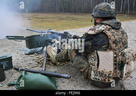 Ein deutscher Soldat feuert eine.50-Kaliber Gewehr während einer Einarbeitung Training auf US-Waffen an der 7. Armee gemeinsame Multinationale Ausbildung Befehl Grafenwöhr Training Area, Deutschland, Dez. 9, 2015. (U.S. Armee Foto von visuellen Informationen Spezialist Gertrud Zach/freigegeben) Stockfoto