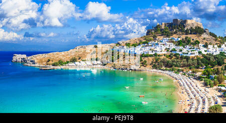 Lindos Bay, mit Blick auf alte Burg, traditionelle Häuser und das Meer, die Insel Rhodos, Griechenland Stockfoto