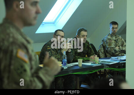 Oberstleutnant Phillip Mann, G-2 Operations Officer, 4 Infanterie Division Mitglieder Mission Befehl Element zugeordnet sind, führt eine Arbeitsgruppe Diskussion über Collection Management auf Baumholder, Deutschland Am 8. Dezember 2015. Vertreter von Einheiten und US-amerikanische Außenpolitik in Europa met für Diskussionen und Idee Austausch einer standard operating procedure zu bauen, für die Rezeption, Staging, nach vorn gerichtete Bewegung und Integration, dass Übergänge Personal und Ausrüstung Anreise in das europäische Theater Unterstützung der Atlantischen lösen. Stockfoto