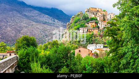 Beeindruckende Corte Dorf, mit Blick auf Schloss und Häuser. Korsika, Frankreich. Stockfoto