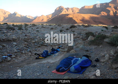 Das Aufwachen am Morgen nach dem Schlafen unter den Sternen am Rande der Sahara. Stockfoto