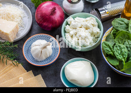 Zutaten für vegetarische Lasagne mit Spinat und Ricotta, Ansicht von oben, dunklen Hintergrund Stockfoto