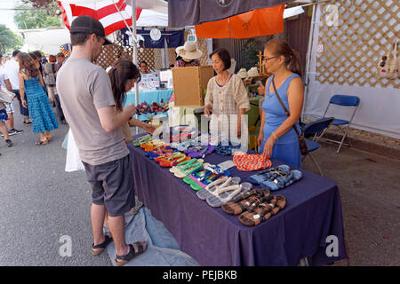 Frauen, die beim jährlichen Powell Street Festival in Japantown, Vancouver, BC, Kanada, traditionelle japanische Stoffsandalen oder nuno zori zum Verkauf anbieten Stockfoto