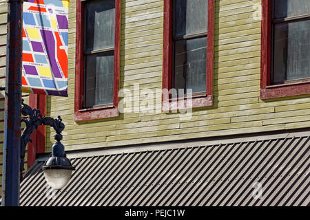 Reich verzierte Straßenlaterne und historische Gebäude aus Holz in Japantown, Vancouver, BC, Kanada Stockfoto