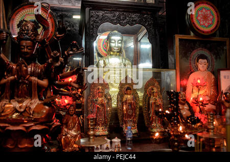 Ein Array von mehreren Statuen an der Jade Kaiser Pagode im Negombo Distrikt von Ho Chi Minh City, Vietnam. Die chinesische Tempel wurde 1909 erbaut und c Stockfoto