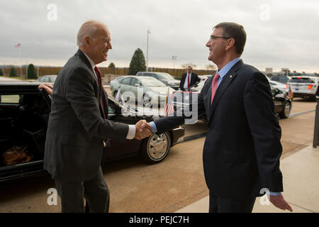 Verteidigungsminister Asche Carter begrüßt Vizepräsident Joe Biden als er am Pentagon kommt mit der Nationale Sicherheitsrat über den Kampf gegen den Islamischen Staat im Irak und der Levante, Dez. 14, 2015 zu erfüllen. (DoD Foto von Senior Master Sgt. Adrian Cadiz/Freigegeben) Stockfoto