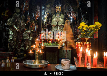 Kerzen und Räucherstäbchen brennen auf einen kleinen Schrein an der Jade Kaiser Pagode im Negombo Distrikt von Ho Chi Minh City, Vietnam. Die chinesische Tempel wurde Buil Stockfoto