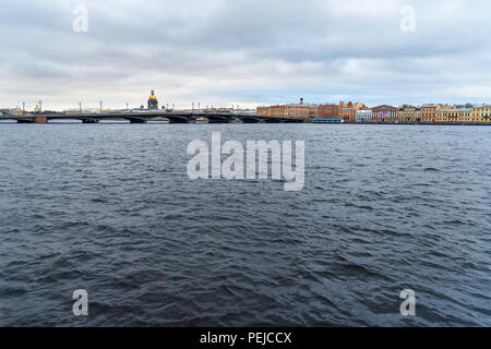 Blick auf Englisch Embankment und Verkündigung oder salzlagerstätte Brücke in St. Petersburg, Russland Stockfoto