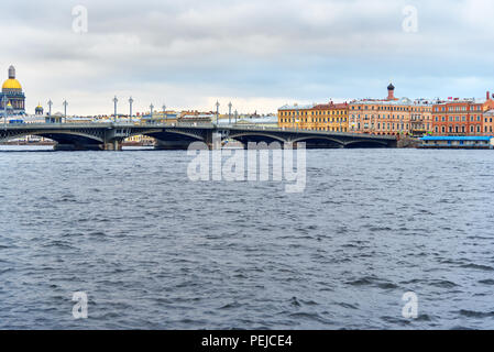 Blick auf Englisch Embankment und Verkündigung oder salzlagerstätte Brücke in St. Petersburg, Russland Stockfoto