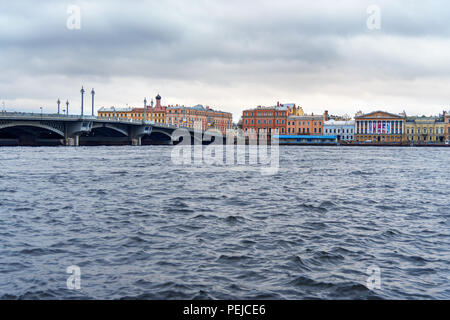 Blick auf Englisch Embankment und Verkündigung oder salzlagerstätte Brücke in St. Petersburg, Russland Stockfoto