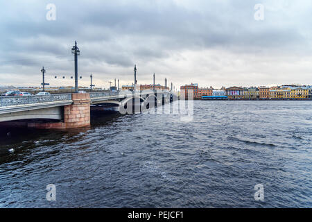 Ansicht der Verkündigung Salzlagerstätte Brücke und Englisch Damm in St. Petersburg, Russland Stockfoto