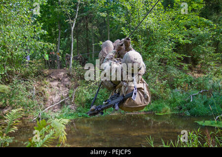 Vereinigte Staaten Armee Pfc. Jared Thomason, links, 20-Year-Old gebürtig aus Grants Pass, Oregon/USA, Dog Company, 1. Bataillon, 503. Infanterieregiment 173rd Airborne Brigade zugewiesen durchläuft eine große Bucht mit einem Aussetzung Seil während einer litauischen Land Kräfte am besten Kader Wettbewerb Teil bei der großen litauischen Hetman Jonusas Radvila Training Regiment, in Rukla, Litauen, 27. August in nahmen , 2015. Die zweitägigen Wettbewerb Einheiten wie Großbritannien, Polen, Litauen, Lettland und Dänemark gehostet und verbessert die Fähigkeit der NATO, als eine kombinierte Kraft zu betreiben, erhöht sich seine Fähigkeit, Agg abschrecken Stockfoto