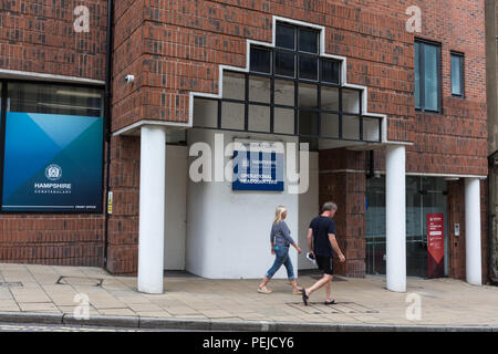 Die Außenseite des Winchester Central Police Station in Tower Street, Winchester, Hampshire, UK Stockfoto