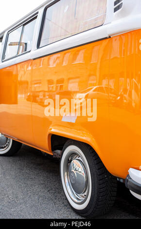 Minsk, Weißrussland, 14. August 2018 - Orange VW Typ 2 VW T2 auf der Straße geparkt, da der Transporter, Kombi oder Kleinbus, Bus oder Wohnmobil panel bekannt Stockfoto