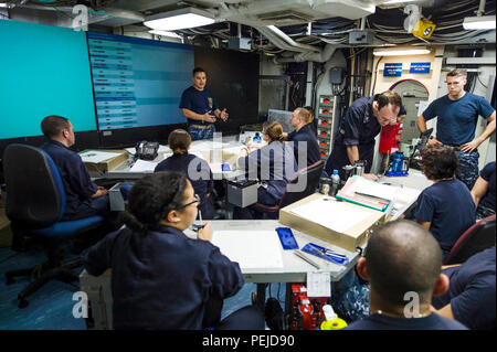 ARABIAN GULF (Aug. 27, 2015) Senior Chief Operations Specialist Raul Chinone Züge Offiziere mit einem nächsten Anfahren manövrieren Bord an Bord Wasp-Klasse amphibisches Schiff USS Essex (LHD2). Essex ist das Flaggschiff der Essex Amphibious Ready Group (ARG) und, mit dem begonnen 15 Marine Expeditionary Unit (MEU), ist zur Unterstützung der Maritime Security Operations und Theater Sicherheit Zusammenarbeit in den USA 5 Flotte Bereich der Operationen eingesetzt. (U.S. Marine Foto von Mass Communication Specialist 2. Klasse Huey D. Jüngeren jr./Freigegeben) Stockfoto