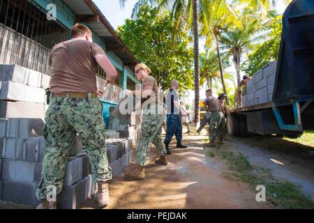 150829-N-YM 856-175 PUERTO CASTILLA, Honduras (Aug. 29, 2015) Segler zugeordnet zu militärischen Sealift Command Hospital Ship USNS Comfort (T-AH 20), Betonblöcke an einer Engineering Website im Centro Basico 14 de Agosto Lugar Puerto Castilla Schule im Verlauf der weiteren Versprechen 2015 etablierten organisieren. Weiterhin Versprechen ist ein US Southern Command - gefördert und U.S. Naval Forces Southern Command/USA Flotte - durchgeführt, um die Bereitstellung zu zivil-militärischen Operationen einschließlich humanitärer - zivile Hilfe, Experte Börsen, Medizin, Zahnmedizin, Tiermedizin und Engineering Support und dis durchführen Stockfoto