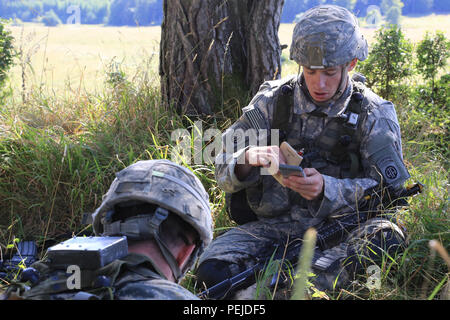 Us-Soldaten von Bravo Batterie, 3.BATAILLON, 319 Field Artillery Regiment, 1 Infanterie Brigade, 82nd Airborne Division, leiten Sie einen Anruf für Feuer während der Übung die schnelle Reaktion 15 bei der US Army Joint Multinational Readiness Center in Hohenfels, Deutschland, 26.08.2015. Der Zweck der Übung ist es, gemeinsame und kombinierte Ausbildung Veranstaltungen durchzuführen, um Brigade und Bataillon ebene Durchführung von Strategischen heraus - Belastung in Verbindung mit den alliierten Partner Nationen über eine zwischengeschaltete staging Basis zu bewerten. Schnelle Reaktion 15 ist der US-Armee größte kombinierte Airborne Schulungsveranstaltung in Eur Stockfoto