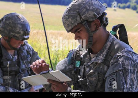 Us-Soldaten von Bravo Batterie, 3.BATAILLON, 319 Field Artillery Regiment, 1 Infanterie Brigade, 82nd Airborne Division, leiten Sie einen Anruf für Feuer während der Übung die schnelle Reaktion 15 bei der US Army Joint Multinational Readiness Center in Hohenfels, Deutschland, 26.08.2015. Der Zweck der Übung ist es, gemeinsame und kombinierte Ausbildung Veranstaltungen durchzuführen, um Brigade und Bataillon ebene Durchführung von Strategischen heraus - Belastung in Verbindung mit den alliierten Partner Nationen über eine zwischengeschaltete staging Basis zu bewerten. Schnelle Reaktion 15 ist der US-Armee größte kombinierte Airborne Schulungsveranstaltung in Eur Stockfoto