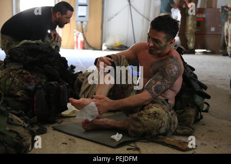 Ein italienischer Soldat des 183Rd Parachute Regiment reinigt sich während der Übung die schnelle Reaktion 15 bei der US Army Joint Multinational Readiness Center in Hohenfels, Deutschland, 27.08.2007 2015. Der Zweck der Übung ist es, gemeinsame und kombinierte Ausbildung Veranstaltungen durchzuführen, um Brigade und Bataillon ebene Durchführung von Strategischen heraus - Belastung in Verbindung mit den alliierten Partner Nationen über eine zwischengeschaltete staging Basis zu bewerten. Schnelle Reaktion 15 ist der US-Armee größte kombinierte Airborne Schulungsveranstaltung in Europa seit dem Ende des Kalten Krieges. Mehr als 4.800 Service Mitglieder aus 11 NATO-Staaten Stockfoto