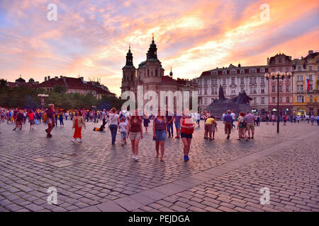 Prague Old Town Square in Central City mit jungen weiblichen Touristen mit St. Nicholas' Churchnear im Hintergrund bei Sonnenuntergang, Tschechische Republik Stockfoto