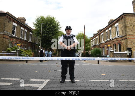 Ein Polizist bewacht den Abgesperrt Gebiet außerhalb einer Eigenschaft auf grayshott Straße in Battersea, süd-westlich von London. Ein 40-jähriger Mann wegen des Verdachts auf Mord, nachdem eine Frau verhaftet wurde gefunden wurde tödlich erstochen, Scotland Yard hat gesagt. Stockfoto