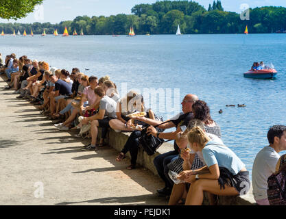 Hannover, Niedersachsen, 5. Juli 2018: Gäste am Maschsee Festival Rest an der östlichen Wand und ihre Mittagspause in der Sonne genießen. Stockfoto