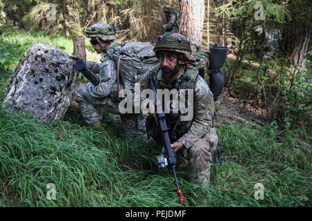 Ein US-Soldat von Alpha Company, 2.BATAILLON, 501 Infanterie Regiment, 1 Infanterie Brigade, 82nd Airborne Division und ein italienischer Soldat der 183Rd Parachute Regiment ziehen Sicherheit bei demontiertem Patrouille während der Übung die schnelle Reaktion 15 bei der US Army Joint Multinational Readiness Center in Hohenfels, Deutschland, 26.08.2015. Der Zweck der Übung ist es, gemeinsame und kombinierte Ausbildung Veranstaltungen durchzuführen, um Brigade und Bataillon ebene Durchführung von Strategischen heraus - Belastung in Verbindung mit den alliierten Partner Nationen über eine zwischengeschaltete staging Basis zu bewerten. Swift Res Stockfoto