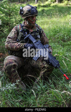 Ein italienischer Soldat der 183Rd Parachute Regiment zieht Sicherheit bei demontiertem Patrouille während der Übung die schnelle Reaktion 15 bei der US Army Joint Multinational Readiness Center in Hohenfels, Deutschland, 26.08.2015. Der Zweck der Übung ist es, gemeinsame und kombinierte Ausbildung Veranstaltungen durchzuführen, um Brigade und Bataillon ebene Durchführung von Strategischen heraus - Belastung in Verbindung mit den alliierten Partner Nationen über eine zwischengeschaltete staging Basis zu bewerten. Schnelle Reaktion 15 ist der US-Armee größte kombinierte Airborne Schulungsveranstaltung in Europa seit dem Ende des Kalten Krieges. Mehr als 4 Stockfoto