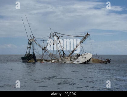 Das fischereifahrzeug Richie Rich ist teilweise in den Golf von Mexiko, Aug 31, 2015 12 km südwestlich von Punkt Au Fer versenkt. Ein Coast Guard Marine Safety Unit Morgan City boatcrew gerettet drei der gestrandeten Fischer. (U.S. Coast Guard Foto von Petty Officer 3. Klasse Jesus Martinez Borges) Stockfoto