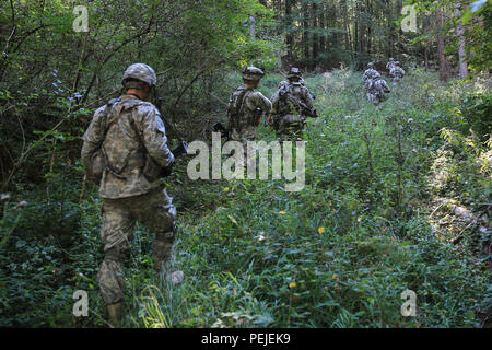 Us-Armee Soldaten der Alpha Company, 2.BATAILLON, 501 Fallschirm Infanterie Regiment, 82nd Airborne Division, leiten Sie einen ausgebauten beleidigender Angriff während der Übung die schnelle Reaktion 15 bei der US Army Joint Multinational Readiness Center in Hohenfels, Deutschland, Nov. 29, 2015. Der Zweck der Übung ist es, gemeinsame und kombinierte Ausbildung Veranstaltungen durchzuführen, um Brigade und Bataillon ebene Durchführung von Strategischen heraus - Belastung in Verbindung mit den alliierten Partner Nationen über eine zwischengeschaltete staging Basis zu bewerten. Schnelle Reaktion 15 ist der US-Armee größte kombinierte Airborne Schulungsveranstaltung in Eur Stockfoto