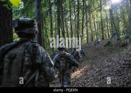 Us-Armee Soldaten der Alpha Company, 2.BATAILLON, 501 Fallschirm Infanterie Regiment, 82nd Airborne Division, leiten Sie einen ausgebauten beleidigender Angriff während der Übung die schnelle Reaktion 15 bei der US Army Joint Multinational Readiness Center in Hohenfels, Deutschland, Nov. 29, 2015. Der Zweck der Übung ist es, gemeinsame und kombinierte Ausbildung Veranstaltungen durchzuführen, um Brigade und Bataillon ebene Durchführung von Strategischen heraus - Belastung in Verbindung mit den alliierten Partner Nationen über eine zwischengeschaltete staging Basis zu bewerten. Schnelle Reaktion 15 ist der US-Armee größte kombinierte Airborne Schulungsveranstaltung in Eur Stockfoto