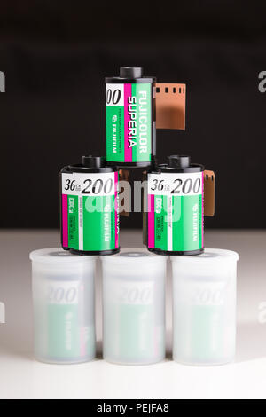 Rollen von Fujifilm Superia 200 35 mm Farbe negativ Film in Kanistern Stockfoto