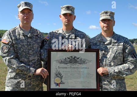 Michigan Army National Guard Soldaten von der Batterie EIN, 1.BATAILLON, 119 Field Artillery, Staff Sgt. Nikolas Geschirrspülmaschine von Cedar Springs, Kapitän Richard Sand aus Portland und 1 Sgt. Matthew aus Middleville senden, müssen Sie die "Gründer und Patrioten von Amerika"-Award an der Batterie ein während die Auszeichnungen im Camp Äsche gemeinsame Manöver Training Center, Äsche, Mich., Nov. 21, 2015. Die Einheit erhielt die Anerkennung für Excellence der Gesamtleistung, hervorragende Qualität der Führung und der Status der Mission bereit. (U.S. Air National Guard Foto von Master Sgt. Denice Rankin/Freigegeben Stockfoto