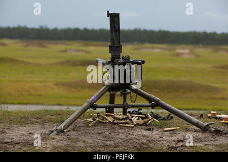 Ein M2 .50 Kaliber Heavy Machine Gun ist auf der Schusslinie während einer Live Fire Übung auf Camp Lejeune, N.C., Aug 27, 2015 positioniert. Marines mit 26 Marine Expeditionary Unit und Marine Air Support Squadron 1 durchgeführt die Lerneinheit Vertrautheit mit biologischen Waffen und Fähigkeiten zu erhöhen. (U.S. Marine Corps Foto von Pfc. Jered, Stein/Freigegeben) Stockfoto