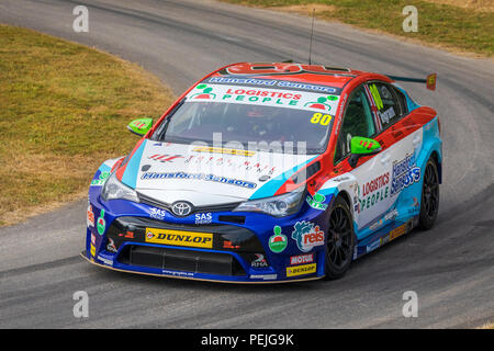 2018 Toyota Avensis BTCC Marktteilnehmer mit Fahrer Tom Ingram am Goodwood Festival 2018 von Geschwindigkeit, Sussex, UK. Stockfoto