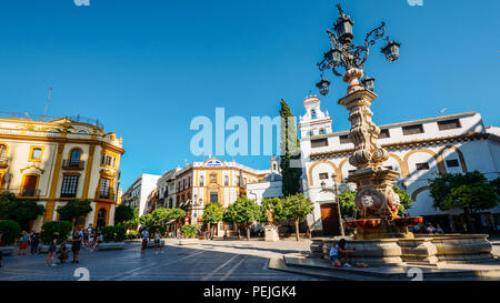 Sevilla, Spanien - 14. Juli 2018: Plaza Virgen de los Reyes, die in die "Calle Mateos Gago, Sevilla, Andalusien, Spanien Stockfoto