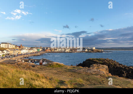 Portstewart, Co Derry, Nordirland. Blick auf die Promenade und den Hafen von der Landspitze, Anfang Sommer Abend Landschaft Bild Stockfoto