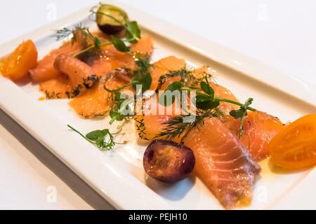 Eine Platte mit Graved Lachs, skandinavischen geräucherter Lachs. Stockfoto