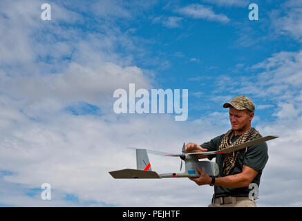 Staff Sgt. Leland Hastings, 919Th Special Operations Security Forces Squadron, bereitet die Raven-B, ein vier-durch-Fuß vier unmanned aerial System, in den Himmel über Camp Guernsey, Wyo. 12.08.4 zu starten. Die 919Th SOSFS brachte die UAS seine Fähigkeiten anderen Sicherheitskräfte Einheiten in einem großen Feld Training am Lager beteiligt zu demonstrieren. Der Rabe-B hat die Möglichkeit, Fotos, Videos, Tag oder Nacht, und selbst bestimmen Standorte über ein IR-Laser. Es bietet auch Koordinaten, magnetische Azimute, und lineare Entfernungen Erstellen einer Vogelperspektive zu topographische Karte. (U.S. Luft Stockfoto