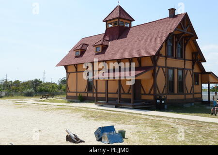 Die Besatzungsmitglieder von der Coast Guard Station Indian River in einem Lyle gun Demonstration an der Indian River Life-Saving Station in Rehoboth Beach, Delaware, Samstag, 12.08.29, 2015 teilnehmen. Die Station wurde 1876 für die Nutzung durch die Vereinigten Staaten Life-Saving Service, eine staatliche Organisation geschaffen, um die alarmierende Anzahl von Wracks an den Küsten der Vereinigten Staaten zu reagieren. Stockfoto