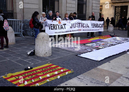 Wahrheit, Gerechtigkeit und Wiedergutmachung Verwandten Protest in Barcelona für die Vermissten Personen aus der Zeit des Faschismus in der Spains Vergangenheit Stockfoto