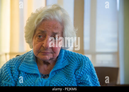 Porträt der alten Frau weg von der Kamera. Stockfoto