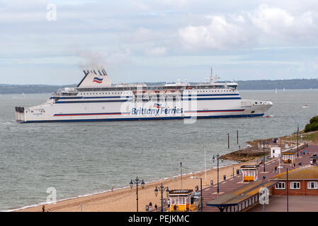 Portsmouth, England, Großbritannien 2018. Cap Finistere ein Ro-Ro-Fähre Southsea Castle vorbei und in Portsmouth Hafen. Stockfoto