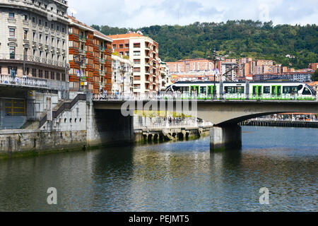 Moderne Straßenbahn in Bilbao, Spanien Stockfoto