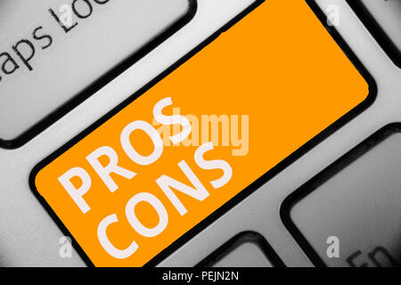 Schreiben Hinweis zeigen Profis Kons. Business foto Präsentation der günstigen und ungünstigen Faktoren oder aus Gründen der Person Tastatur orangefarbene Taste Absicht kom Stockfoto