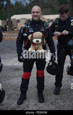 Us-Soldat, Sgt. 1. Klasse Sunnydale Hyde, ein Mitglied der United States Army Special Operations Command Parachute Team, das Schwarze Dolche, Praktiken vor der Durchführung eine zerstreute Betrieb an der 18. jährlichen Randy Oler Memorial Betrieb Spielzeug Fallen, bewirtet durch die US-Armee die zivilen Angelegenheiten & psychologische Operations Command (Airborne), bei mackall Army Field, N.C., Dez. 7, 2015. Betrieb Spielzeug Drop ist der weltweit größte kombinierten Betrieb mit sieben Partner - nation Fallschirmjäger teilnehmenden und Soldaten erlaubt, die Möglichkeit, Kindern in Not zu helfen, überall Spielzeug für die empfangen Stockfoto